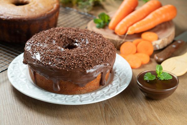 Bolo de cenoura com cobertura de chocolate