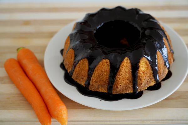 Bolo de cenoura com cobertura de chocolate