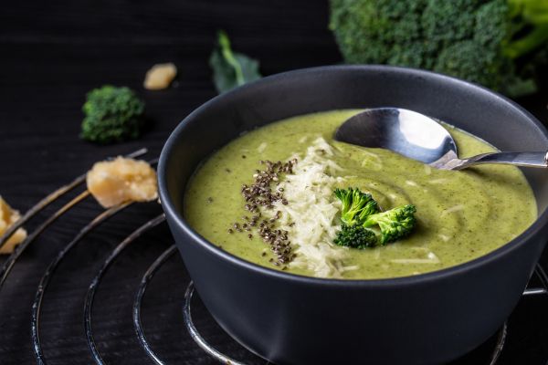 Sopa de espinafre com frango low carb