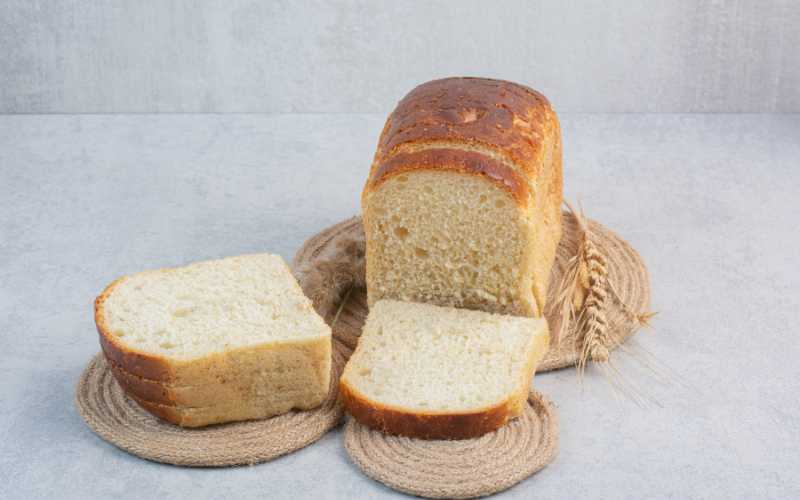 É seguro aquecer o pão no micro-ondas