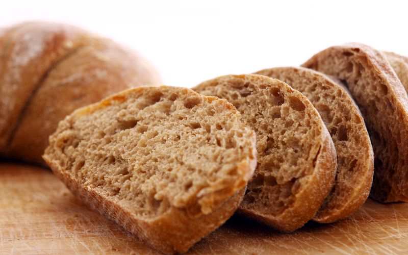 Quanto tempo é necessário para aquecer um pão no micro-ondas