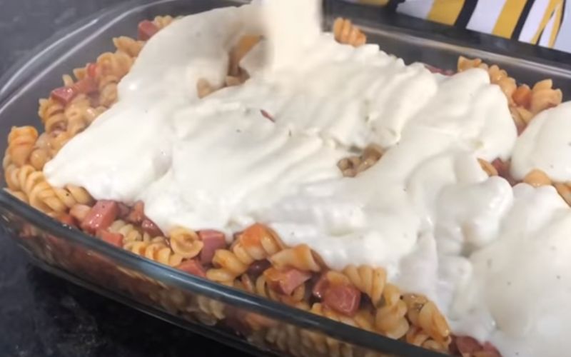 Como posso armazenar o macarrão ao forno com bacon e mussarela