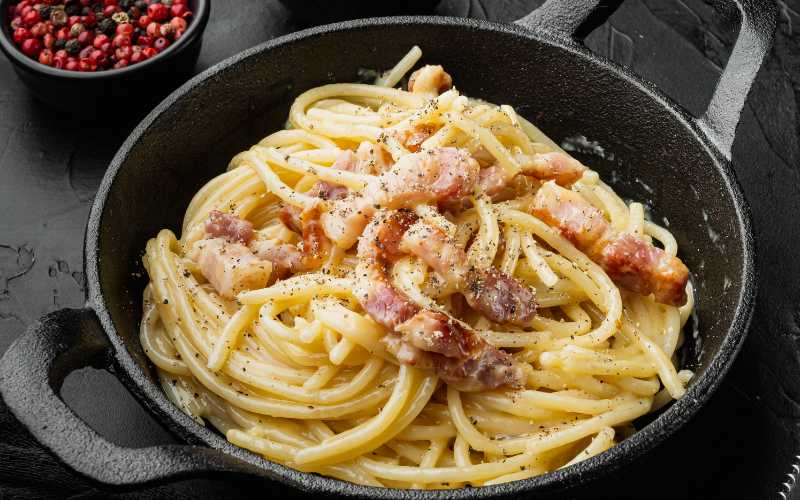 O que é Macarrão à Carbonara