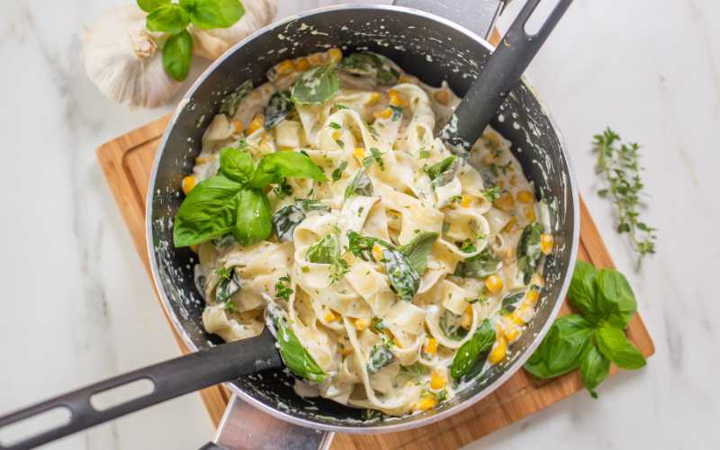 Posso fazer uma versão sem lactose de Macarrão com Requeijão