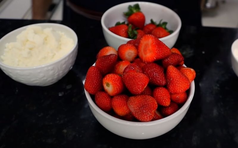 Ingredientes Necessários Bombom de Morango na Travessa