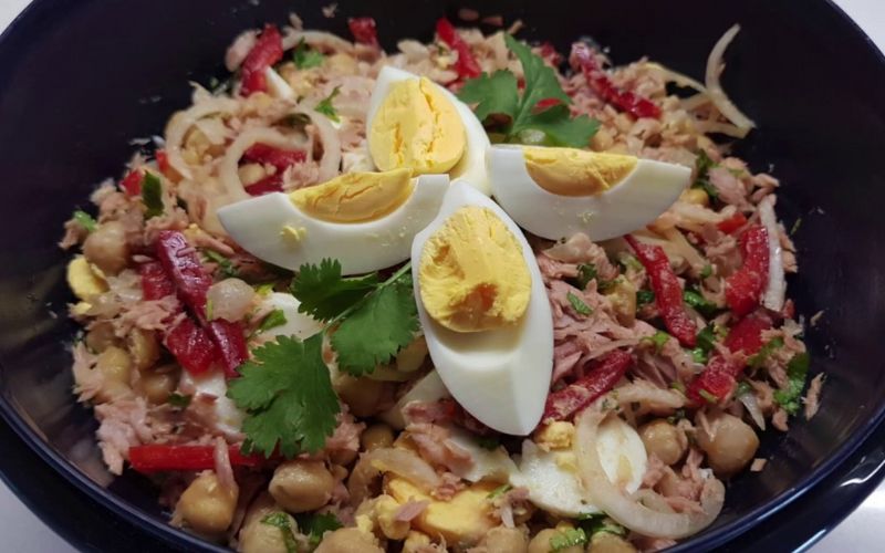 Salada de Grão de bico com atum delicioso